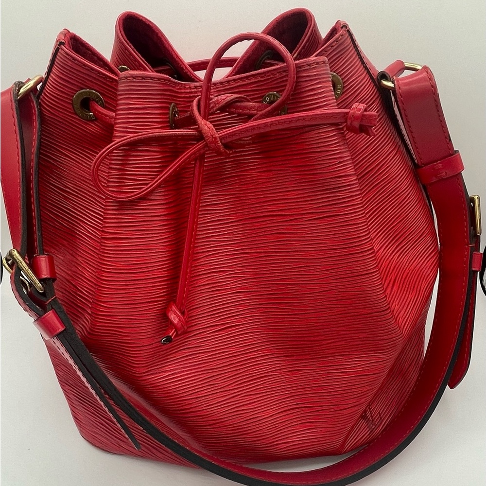 Louis Vuitton Epi Petit Noe
Shoulder Bag Red (Authentic)